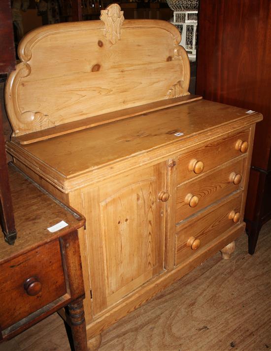 Pine chiffonier